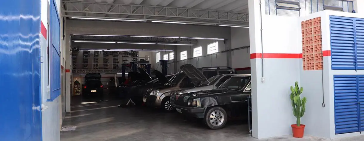 Vista interna da oficina Auto Mecânica Waltair