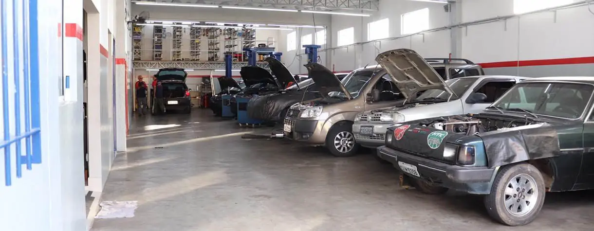 Oficina mecânica Waltair com veículos em reparo corretivo