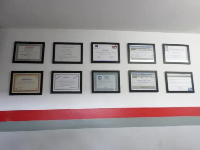Certificados de cursos e treinamentos expostos na Auto Mecânica Waltair