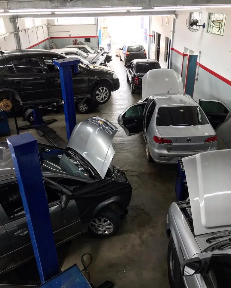 Veículos suspensos nos elevadores da oficina Waltair
