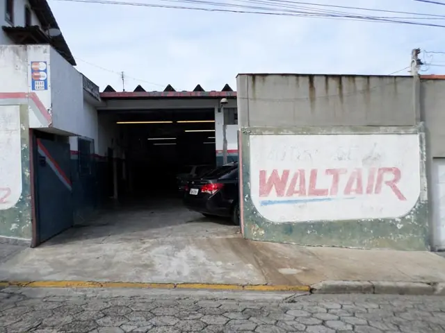 Fachada histórica da Auto Mecânica Waltair com o nome pintado no muro