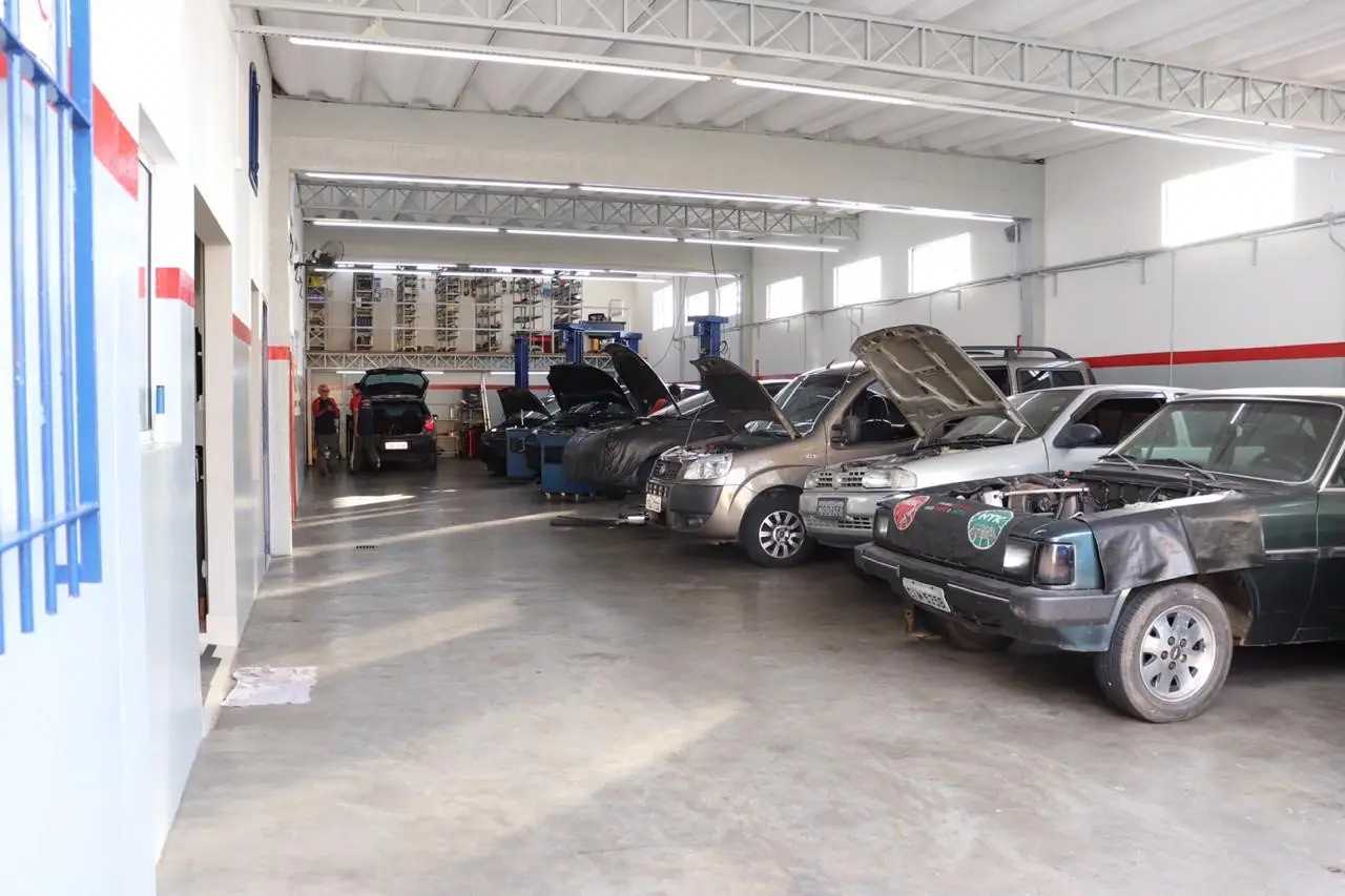Boxes de serviço da oficina mecânica Waltair com carros em reparo