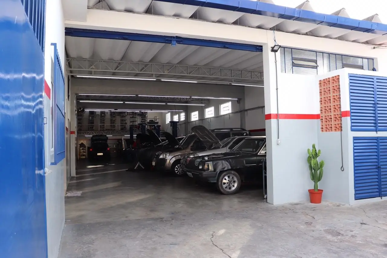 Pátio interno da oficina com área de manutenção