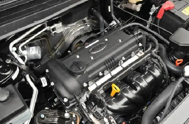 Motor de carro moderno preparado para diagnóstico eletrônico com scanner