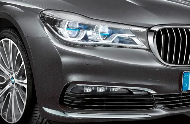 Farol dianteiro de automóvel após reparo no sistema de iluminação