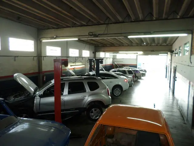 Carros em manutenção dentro da oficina Auto Mecânica Waltair em Jacareí