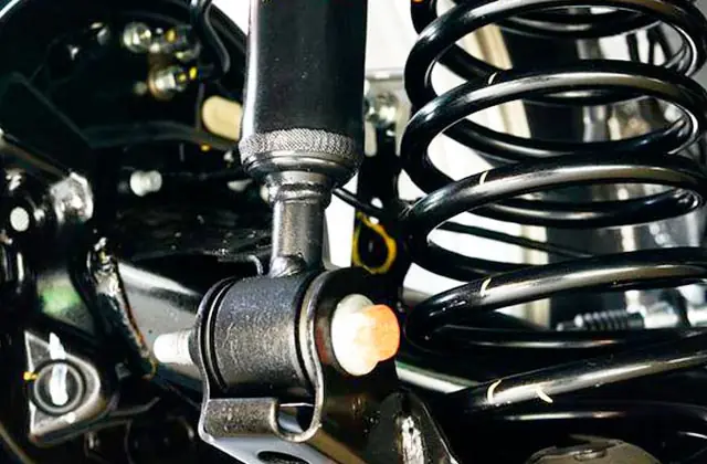 Amortecedor e mola da suspensão automotiva em manutenção em Jacareí