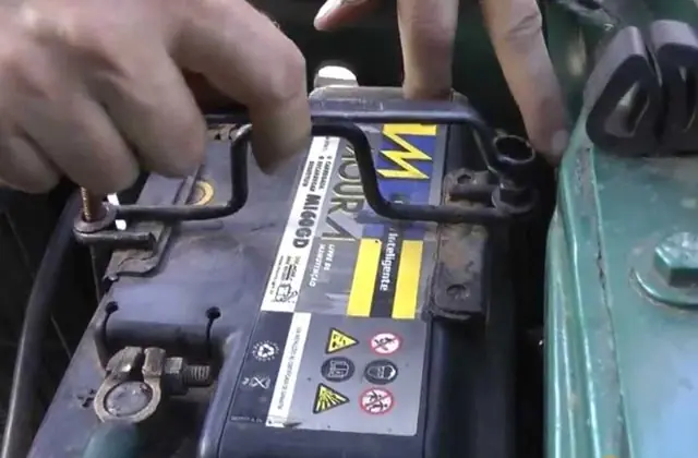 Bateria automotiva sendo testada e conectada ao veículo